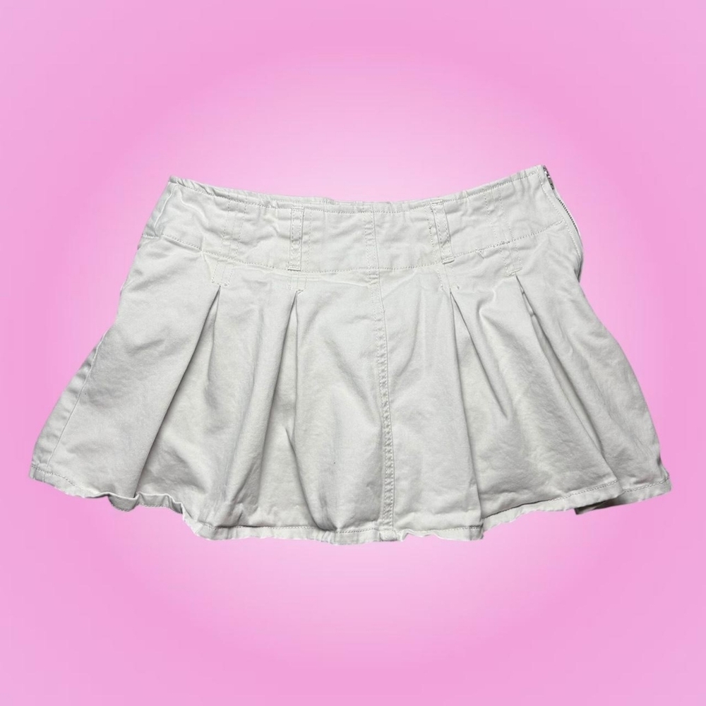 Refuge Low Rise White and Cream Pleated Mini Skirt With Built-In Shorts